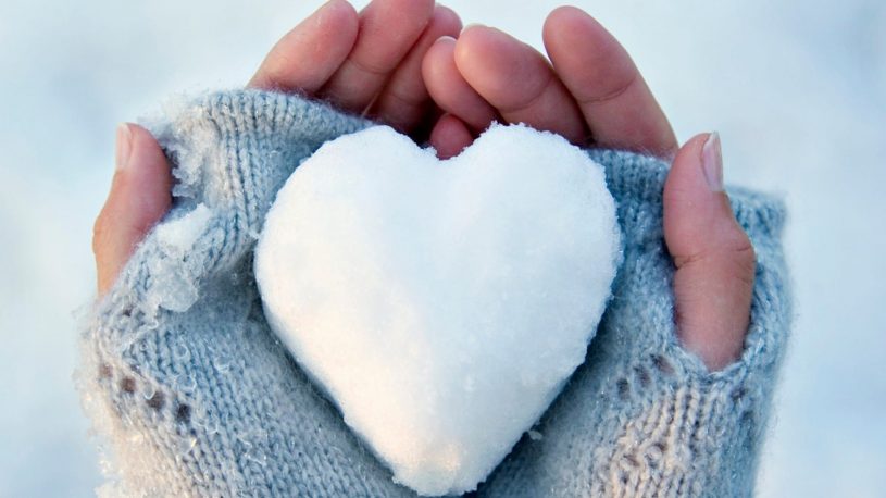 snow_heart_hold_hands-1920x1080
